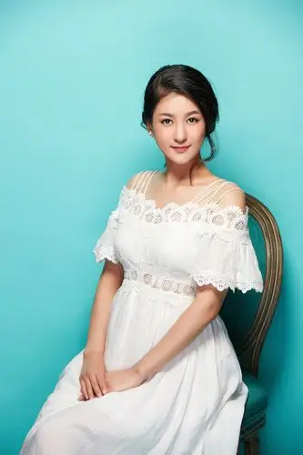 可爱女孩陈真希微露香肩美照