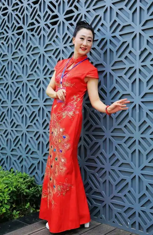 写美篇   旗袍女人与年岑无关,无论什么年岑,它都能让女人优雅,自信