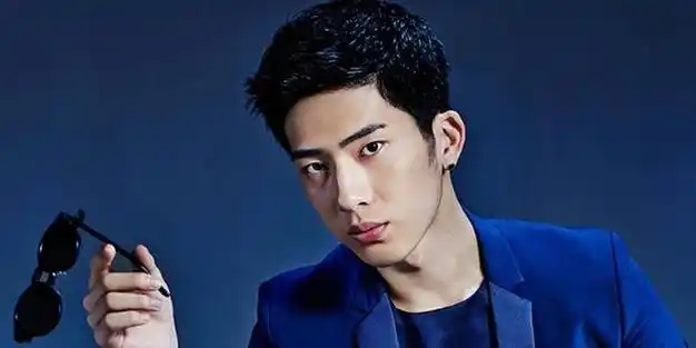 井柏然出生28天被弃60岁奶奶捡废品将他养大爆红后父母来认亲