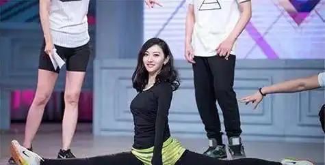 她同样也是劈叉高手,有着舞蹈功底的她腿部韧性较好,想要玩转一字马