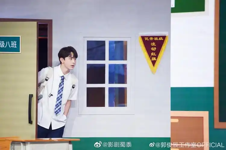 郭俊辰穿着校服的一些造型也特别的好看啊