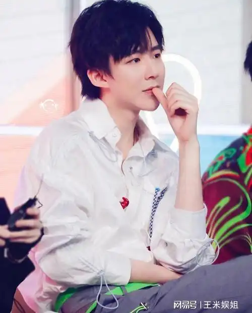 知名男星刘宇宁生日聚会数千青春女粉丝大喊祝福