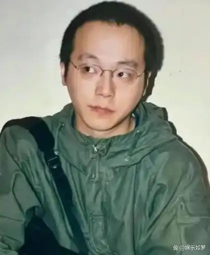 54岁窦唯现身灵隐寺身材发福衣着得体与同龄王菲状态差太远