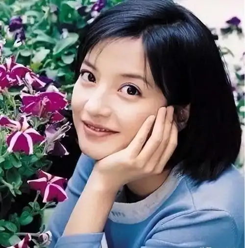 消失一年多后,再看赵薇如今的处境,47岁的她后悔了吗?_腾讯新闻