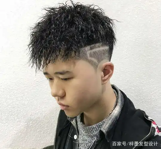 2,男士烫发纹理发型,形象提升的必剪发型,自然时尚好打理