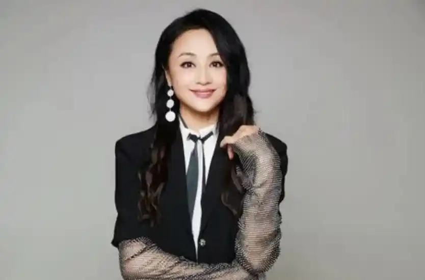 回顾王斑作为曹颖的老公娱乐圈籍籍无名在另一个圈子红得发紫