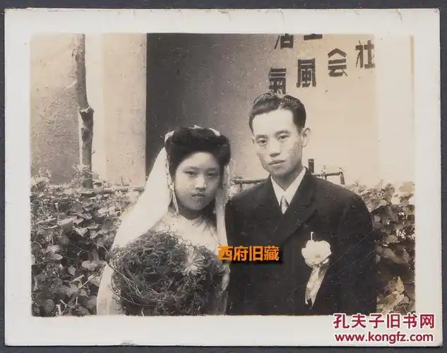 民国老照片,西式婚礼结婚照片,新娘子捧着和鸟窝一样的捧花