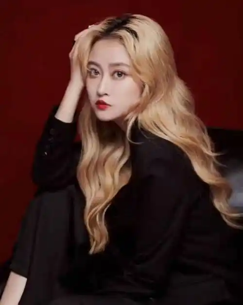 《巴啦啦小魔仙》"美琪"扮演者,饮酒过度心梗猝死,年仅25岁_孙侨潞