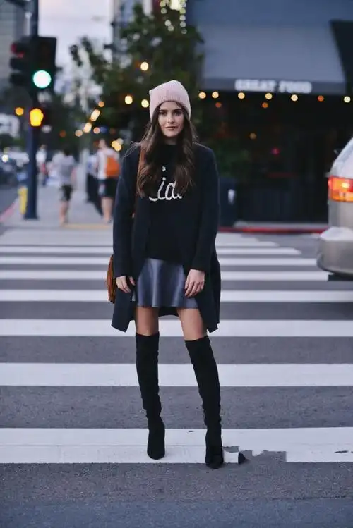 秋冬无法拒绝的短裙高筒靴穿搭时髦显气质照着穿好美