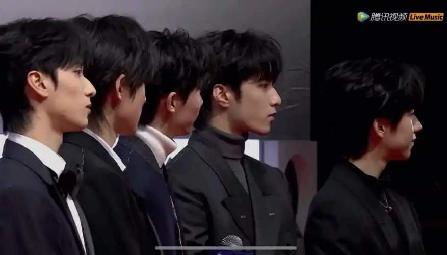 tnt时代少年团  #时代少年团刘耀文  家人们这太平洋宽肩这名品侧脸