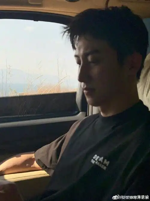 许魏洲站姐在迪丽热巴超话发黄景瑜