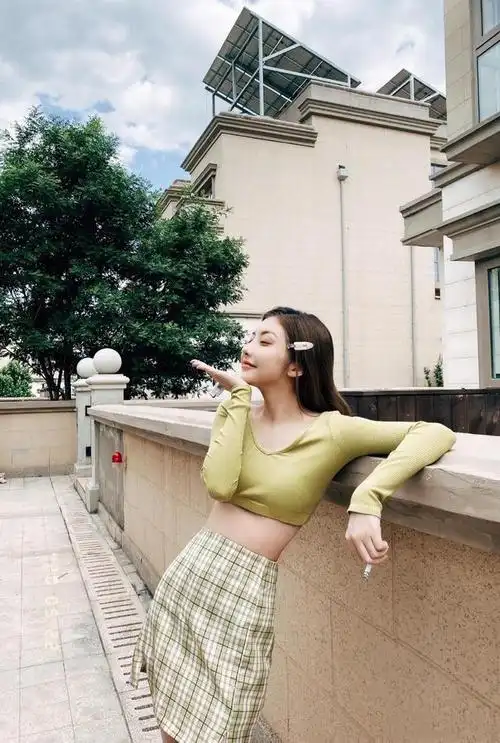 王思聪前女友豆得儿首次直播脸变胖颜值下滑衣品却是显高模板