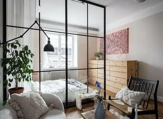 37㎡老房改成一室两厅巧用玻璃隔断3㎡卫生间也能装浴缸