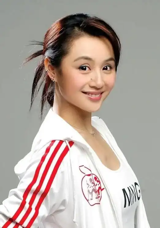 曹颖曾经大红大紫过,演戏主持两不误,且都做得风生水起,但结婚 - 抖音