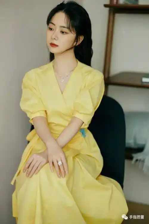 谭松韵穿"蛋黄"裙扮在逃公主,穿出清纯甜美的气质_连衣裙_女人_裙子