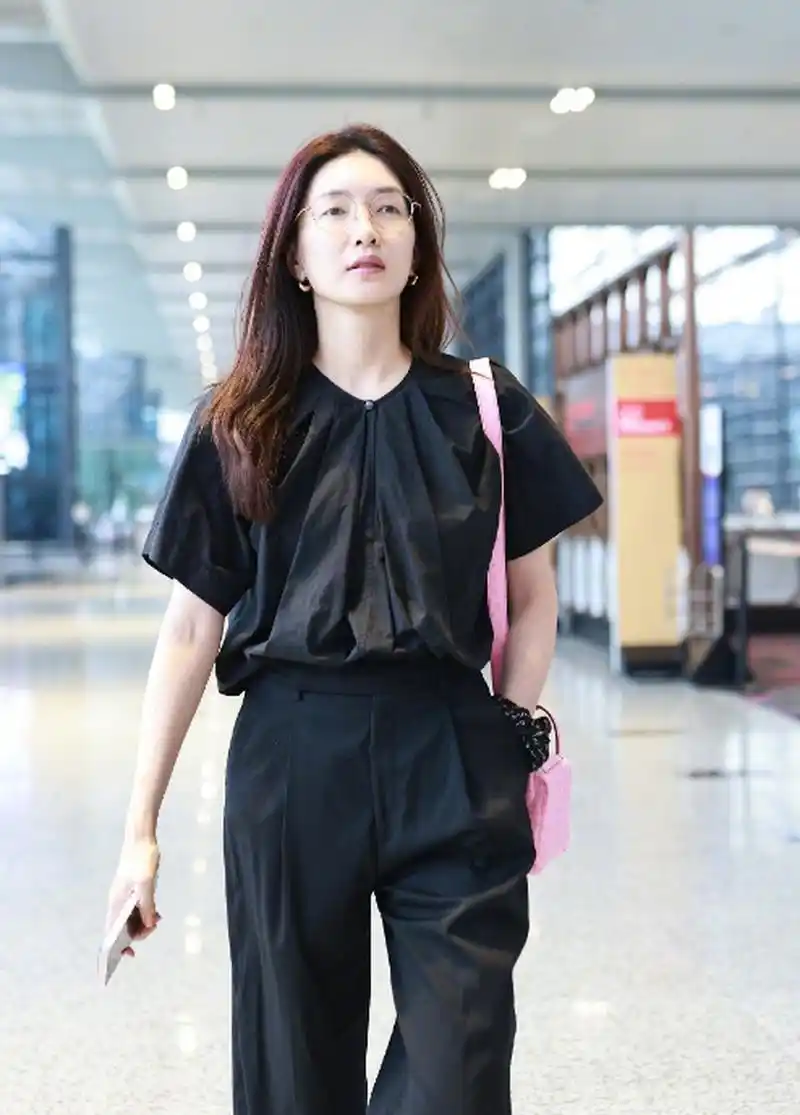 江疏影机场素颜#江疏影真的好白,皮肤状态很好的样子,果然女明星和