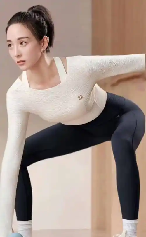 张钧甯有着迷人而优雅的身材,长期以来,他不仅坚持健身塑身,还练习