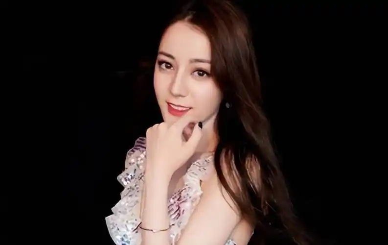 迪丽热巴"走哪捂哪"太做作?