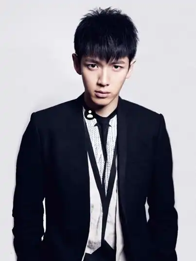 早年经历柯震东早期照片在读高中的时候,有一次在饭局上找父亲要零花