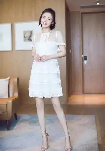 马思纯的穿搭造型很高级身穿白色连衣裙配精致高跟鞋清新淡雅