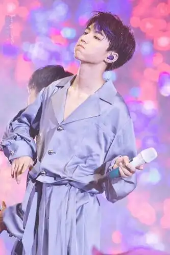 王俊凯性感锁骨图照合集 让人欲罢不能的迷人凯boss