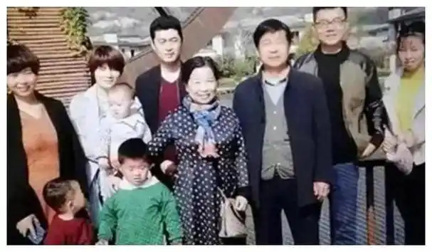 郭威阳光帅气旅游照对比显发福让人眼前一亮