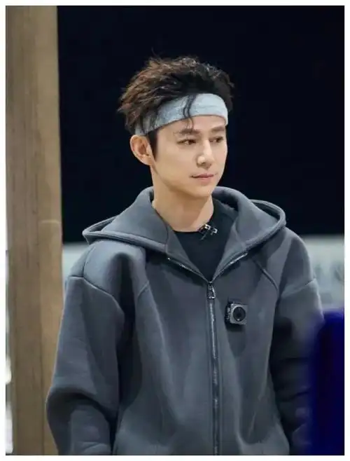 50岁何炅大秀手臂线条肚子平坦赢得赞叹仿佛美食防腐