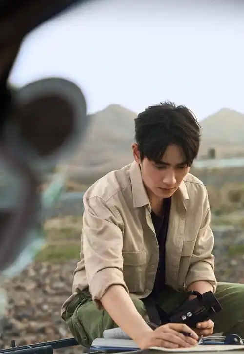 朱一龙板寸发型演绎硬汉风格,搭配简约风衬衫,满满的荷尔蒙气息_衣服