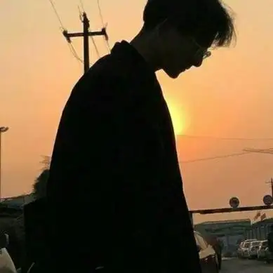 高清孤独落寞的唯美头像男生背影伤感图片