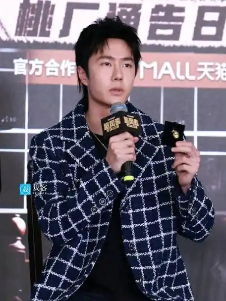 王一博被胸针欺负了##王一博要不要擦一下括号##王一博愿意做什