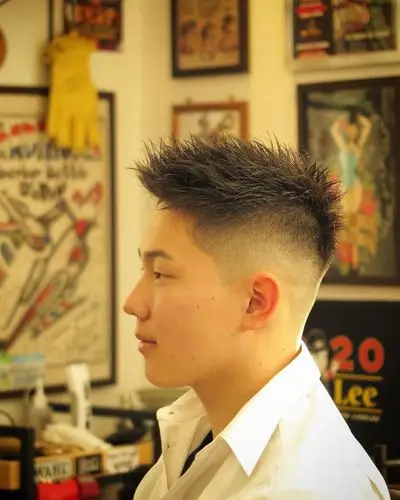 黄色的头发看起来更时尚,深棕色的头发更自然和低调.