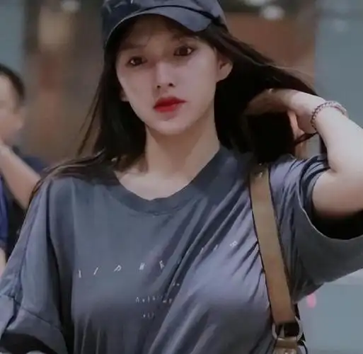 "人间芭比"程潇,因上围丰满傲人被称"奶潇",碾压疯马秀lisa