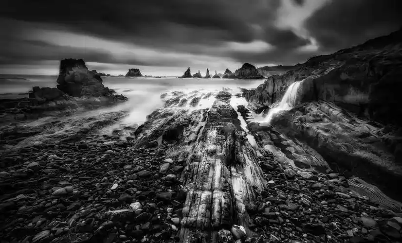 黑白照片的岩层和身体的水高清壁纸