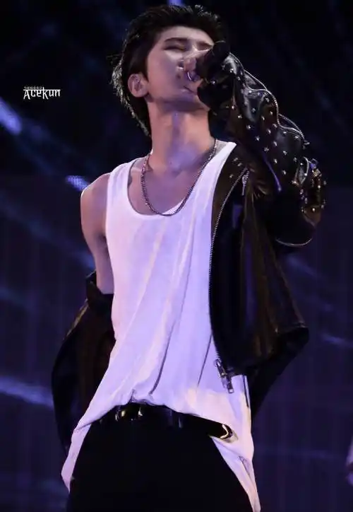 明星的锁骨可以有多欲#有一种"迷人"叫蔡徐坤的锁骨仰起头的瞬间盏哪