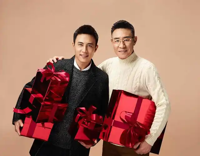 近日,娱乐圈著名父子档杜淳与爸爸杜志国曝光一组贺岁照片,父子俩手拿