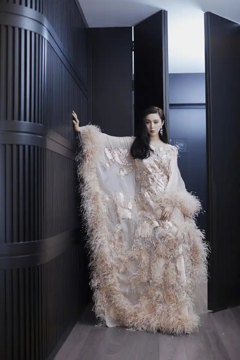 原创范冰冰无戏可拍也折腾一袭深绿色斜肩礼服抢眼高调高贵大气