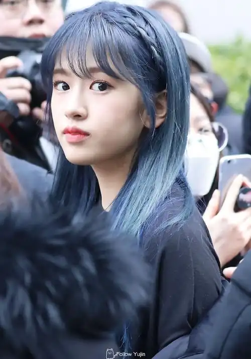 请问有没有蓝发女爱豆的图片