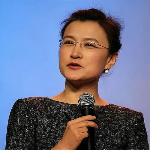 央视名嘴董倩:26年零失误,犀利的提问风格一直饱受争议