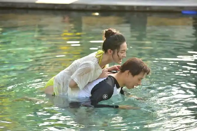 给魏大勋吹头发的是李沁