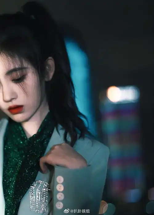 原创鞠婧祎西装杀魅力十足,被誉为最飒女星