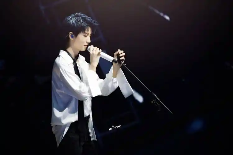 王俊凯#高清四周年演唱会图 cr.微博 - 堆糖,美图壁纸兴趣社区