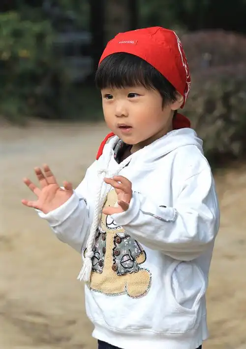 1楼 我的孙女苗苗已经两岁半了 前几天去公园玩儿 顺便拍了几张照片