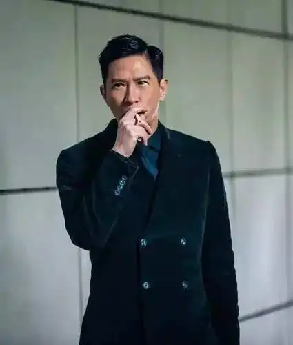 张家辉穿上西装梳着油头,被女儿威胁再抽就狗带## 张家辉爱绿万,.