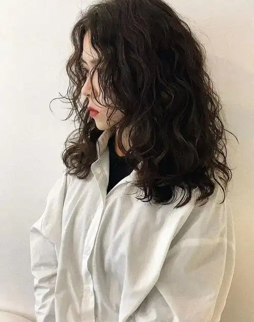 女人过了40岁,烫发可以说是再平常不过的事情了,尤其是这种全头烫卷发