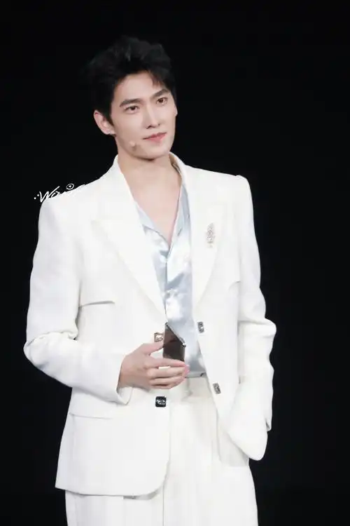 杨洋用自己的表情包##杨洋一身白西装出席成都活动