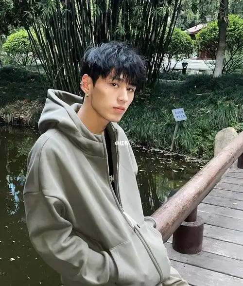 纹理烫碎盖男士发型推荐