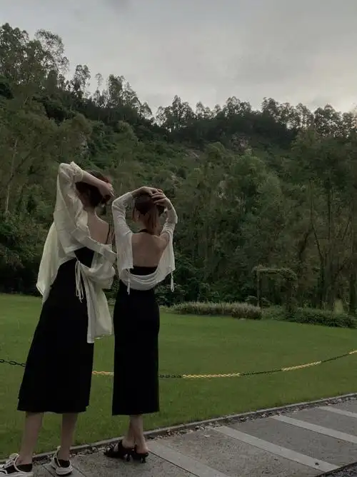 小姐妹间的约会这背影出奇的惊喜烂漫