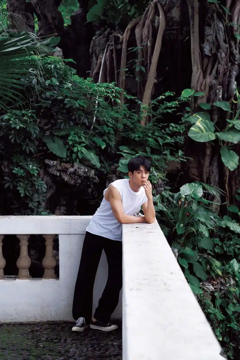 曾舜晞身着满满夏天味道的标志性自制老头衫,别出心裁搭配垂坠感十足