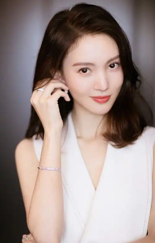 美女艺人金晨清新温婉淡雅写真