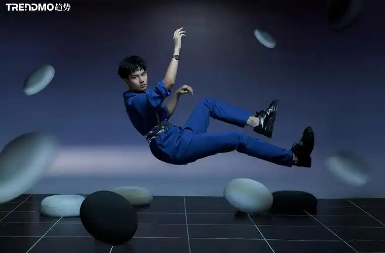 胡先煦佩戴wm小轮胎腕表拍摄"围棋"时尚大片,尽显不羁少年气